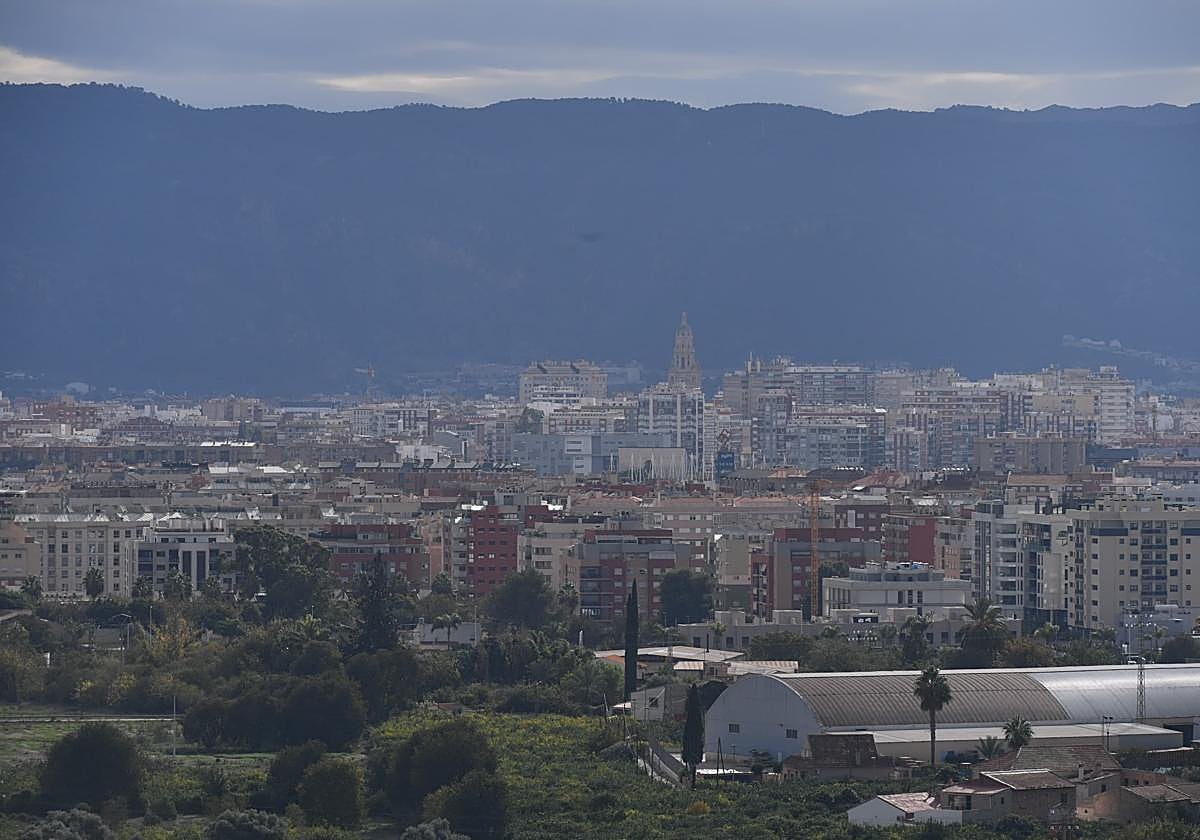 Polvo sahariano sobre la ciudad de Murcia, este miércoles.
