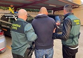 El detenido en el momento de su arresto junto a dos agentes.