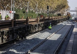 Operarios trabajan para restablecer el tráfico ferroviario en Valencia tras la DANA.