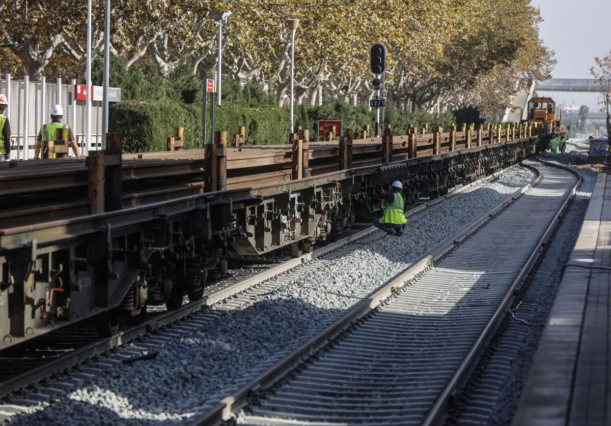 Operarios trabajan para restablecer el tráfico ferroviario en Valencia tras la DANA.