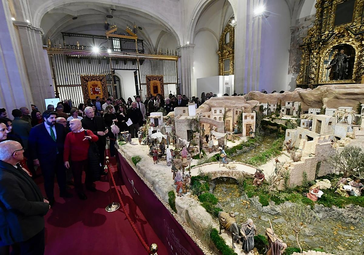 El belén de San Esteban, inaugurado ayer con López Miras en la imagen, se puede visitar desde hoy en horario de mañana y tarde en la iglesia desacralizada junto a la sede del Gobierno regional.
