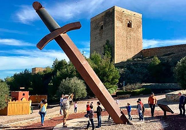 Exterior del castillo de Lorca. Adultos y niños, en una visita guiada.