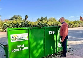 José Antonio Martínez, concejal de Sostenibilidad y Agricultura, junto a uno de los contenedores.