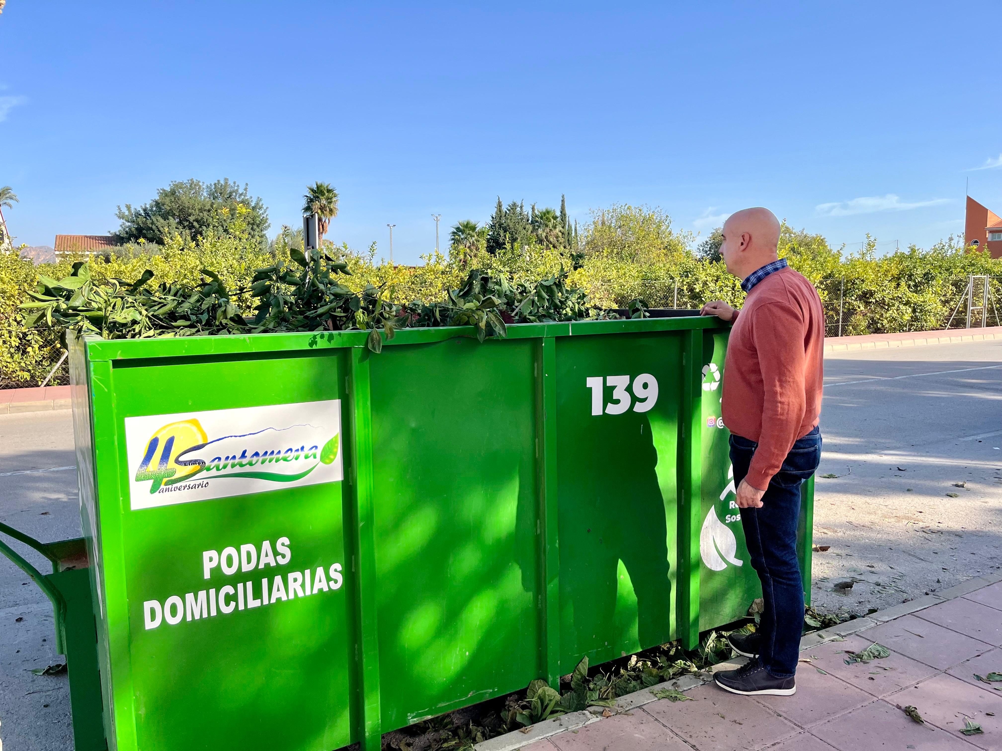 José Antonio Martínez, concejal de Sostenibilidad y Agricultura, junto a uno de los contenedores.