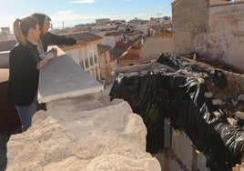 El arqueólogo muestra a las concejalas de Urbanismo y Desarrollo Local los nuevos hallazgos.