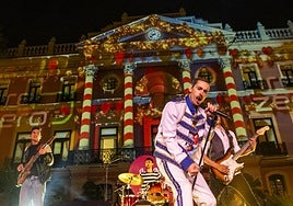 La Casa Consistorial sumó ayer un nuevo espectáculo audiovisual en 3D, a ritmo de rock. ROS CAVAL / AGM
