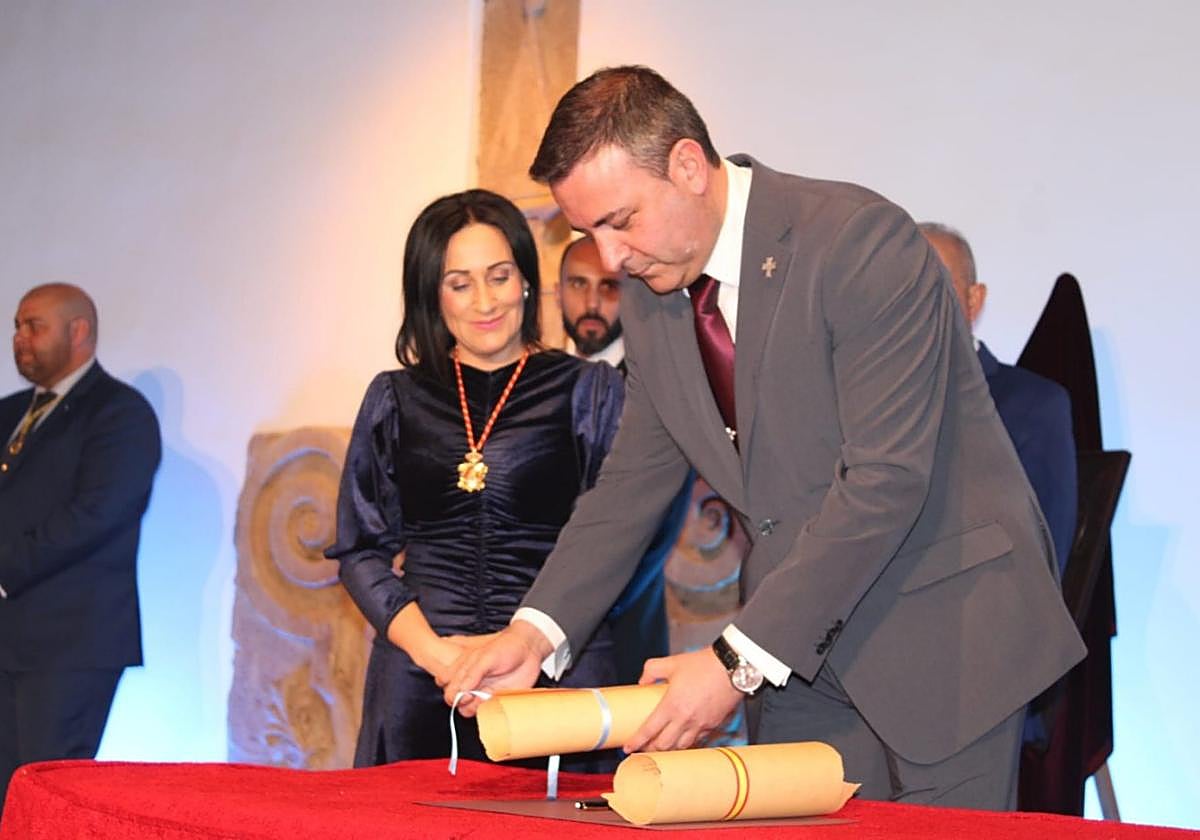 José Luis Soriano recibe el Beneplácito de la alcaldesa de Yecla, ayer.