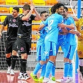 Luçao celebra el tercer gol interista marcado por Cecilio, mientras Mellado pide perdón por su error que originó el tanto visitante.