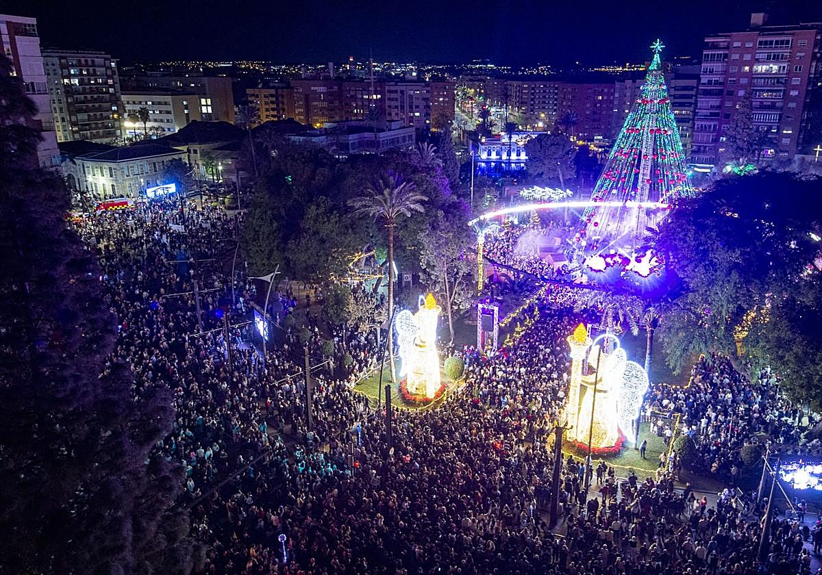 El recinto navideño de la plaza Circular, a vista de pájaro tras la gala en la que se iluminó el Gran Árbol; dos de los cuatro angelotes que lo custodian, en primer plano.
