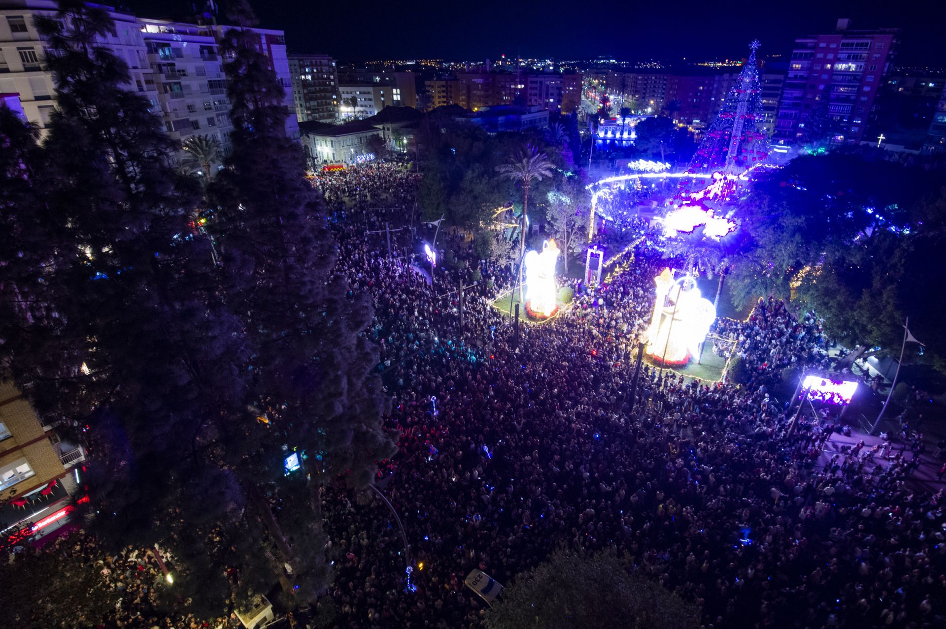 El encendido del Gran Árbol de Navidad de Murcia, en imágenes