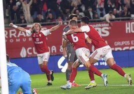 Los jugadores del Real Murcia celebran el gol de Alberto González.