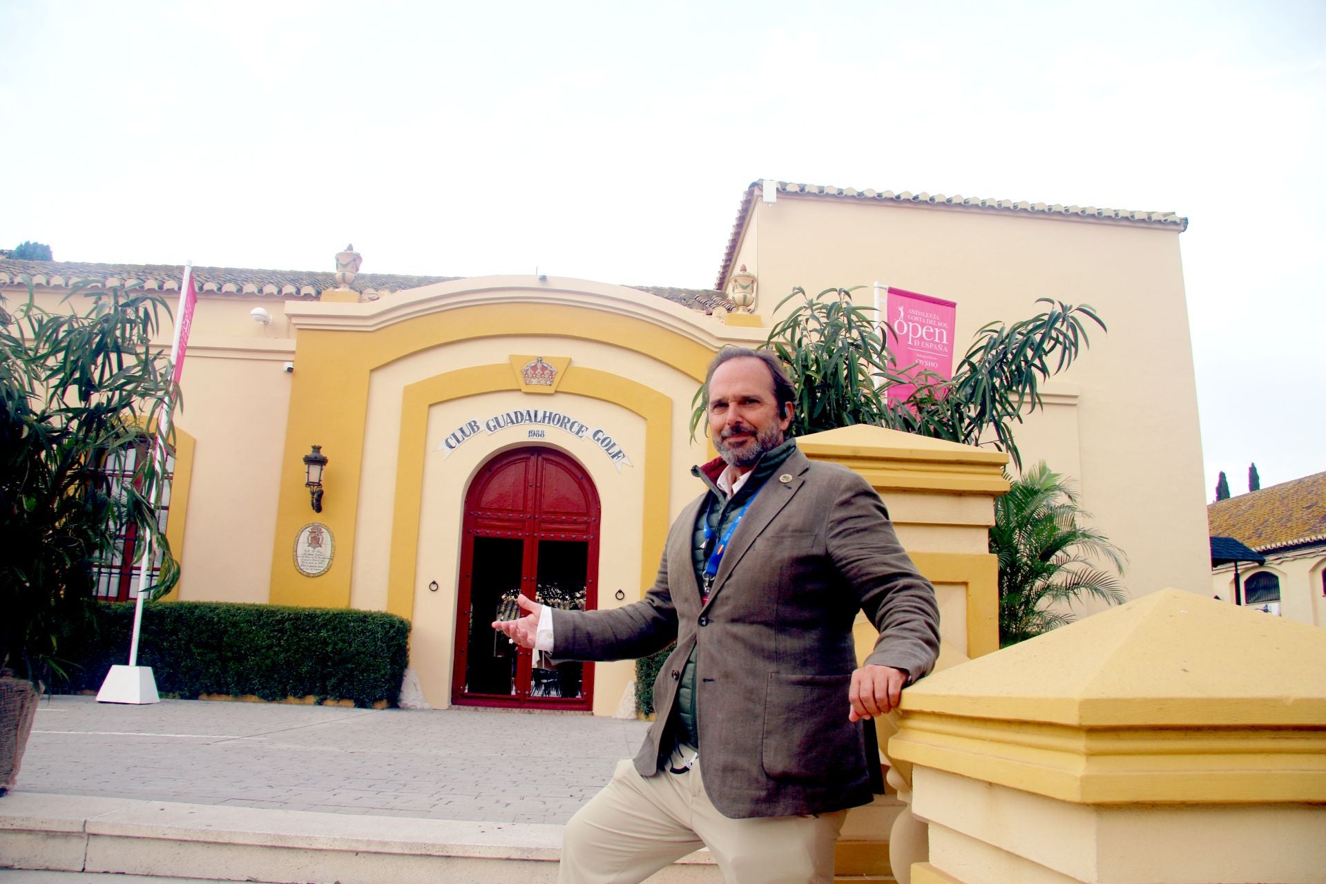 Ignacio Sánchez en la escalera de acceso al Real Guadalhorce Club de Golf