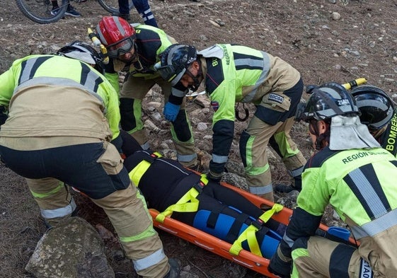 Los servicios de emergencia rescatando a la mujer accidentada.