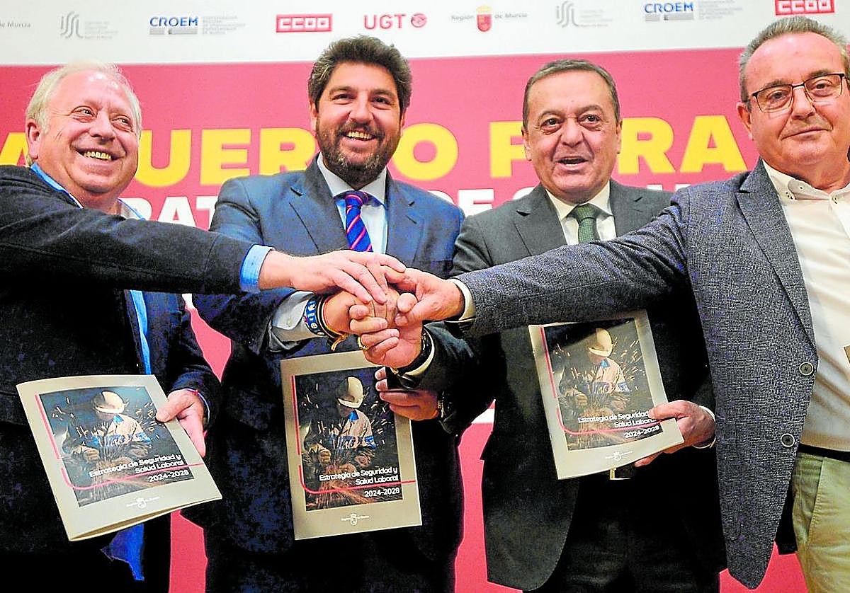 López Miras en la firma de la Estrategia de Seguridad Laboral con Jiménez (UGT), José Mª Albarracín (Croem) y Navarro (CC OO).