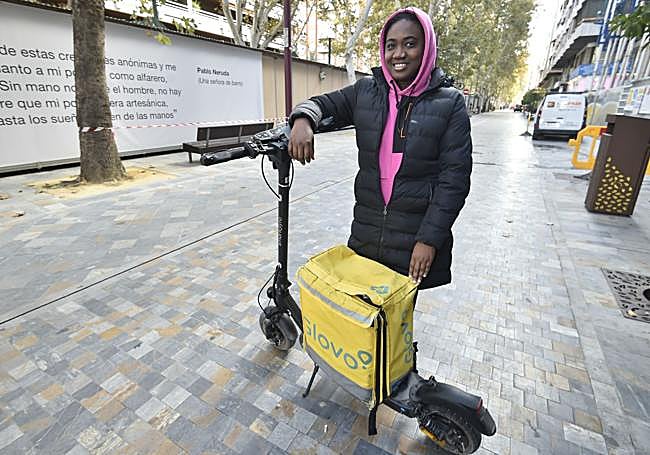 Carmen, con su mochila y su patinete, en el centro de Murcia.