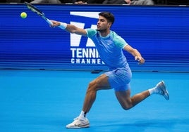 Alcaraz golpea la bola en la exhibición ante Frances Tiafoe.