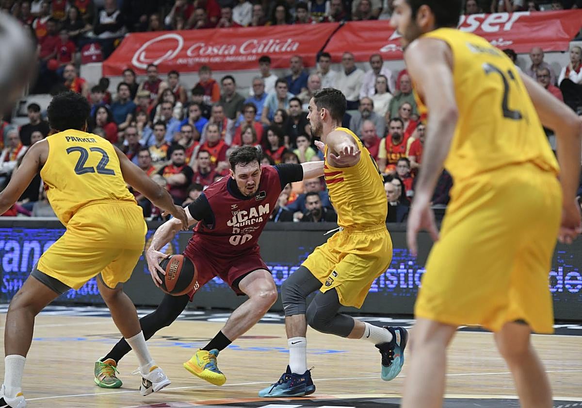 Rodions Kurucs penetra con fuerza en la última victoria del UCAM frente al Barça.