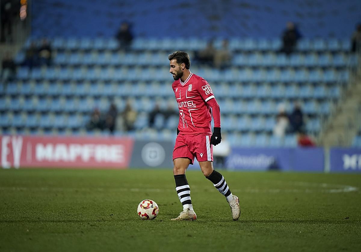 Luis Muñoz, con la pelota, en el partido del pasado jueves en Andorra.