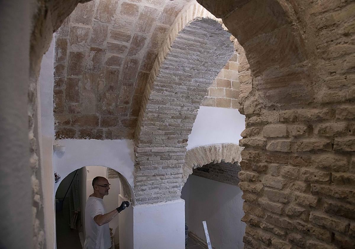 Nuevos hallazgos. Un obrero trabaja en las nuevas columnas descubiertas con las obras, este jueves. Fachada calle Mayor.