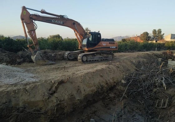 Maquinaria pesada, en 2022, junto al cauce arrasado en la acequia Benetúcer.