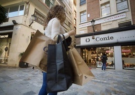 Una mujer realiza compras por el centro de Murcia en una imagen de archivo.