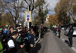 Vista de la manifestación de los pescadores de la flota del Mediterráneo frente a la sede de la Comisión Europea en Madrid.