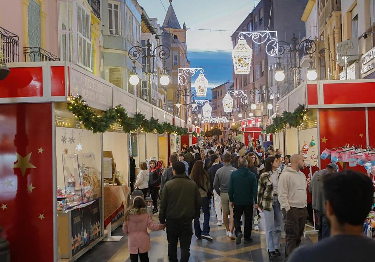 Mercadillo con puestos navideños en la calle Corredera.