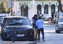 Un conductor da una propina, hace unos días, a uno de los aparcacoches que actúan habitualmente en el entorno de las calles Greco y Doctor José Tapia Sanz.