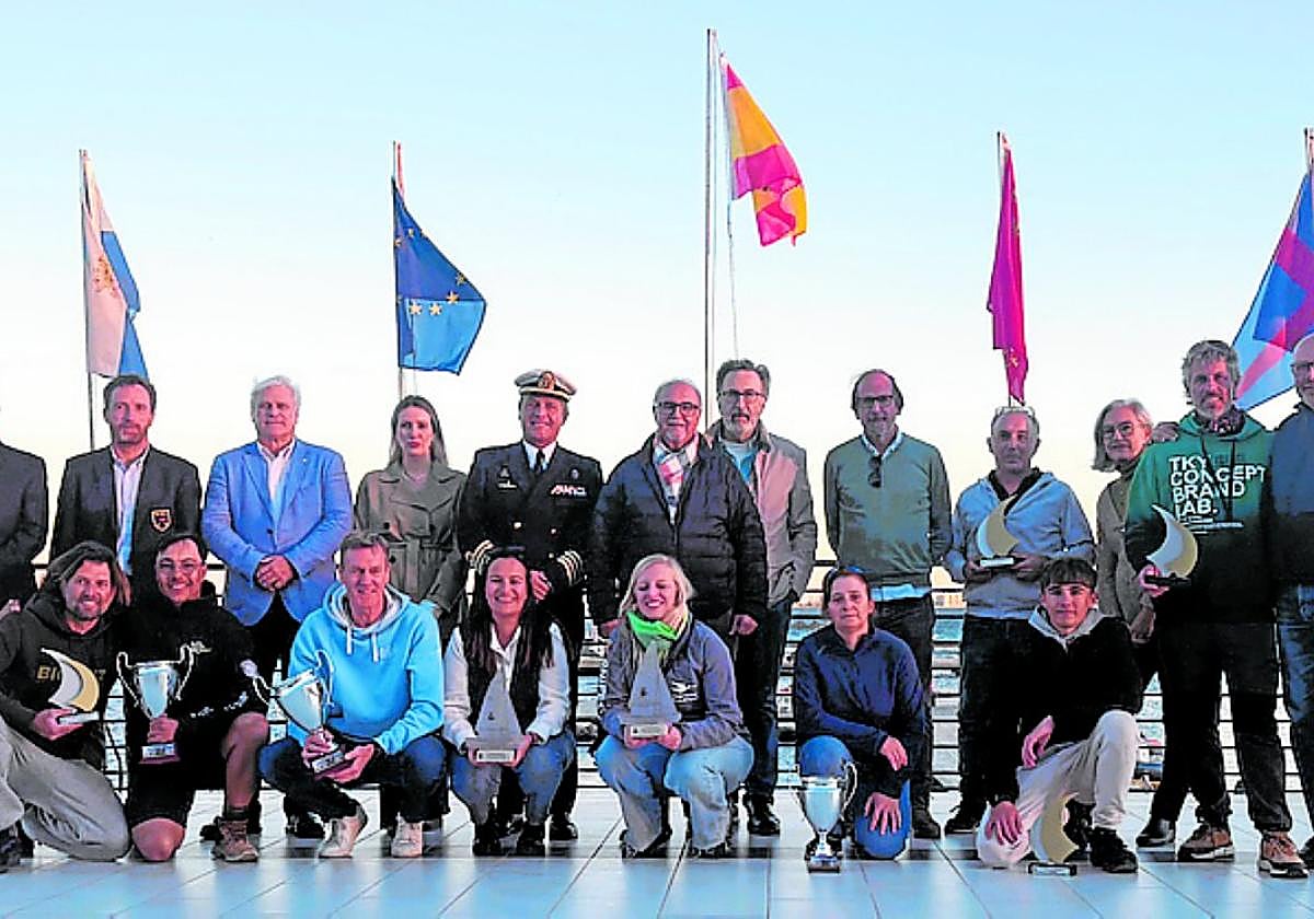 Los regatistas que subieron al podio, con autoridades y personal del club.