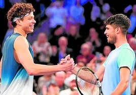 Shelton y Alcaraz se saludan, la semana pasada en Nueva York.