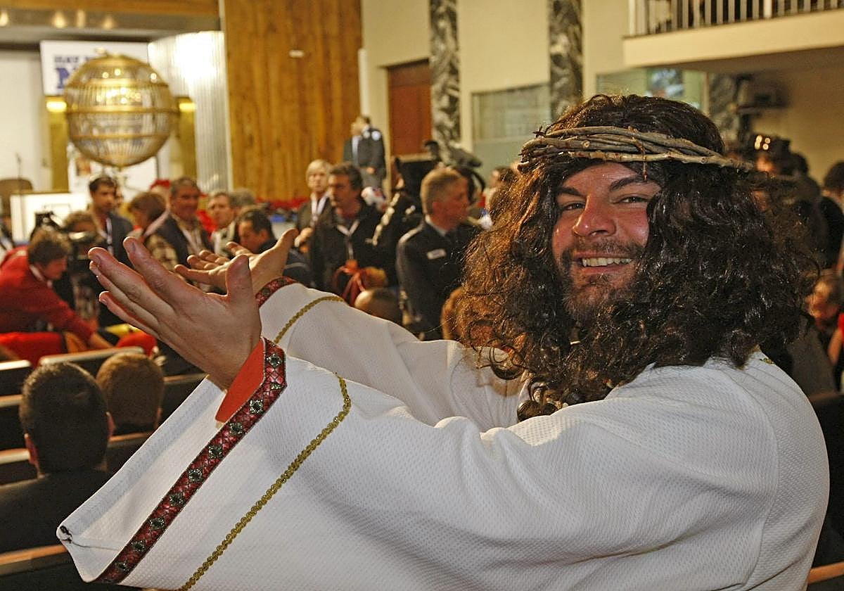 Un hombre asiste al sorteo de Lotería de Navidad disfrazado de Jesucristo con la intención de atraer buena suerte.