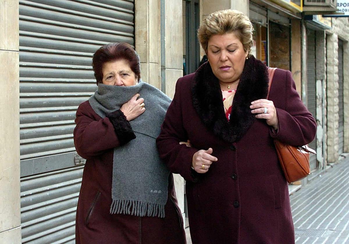 Imagen de archivo de dos mujeres muy abrigadas paseando por Murcia.