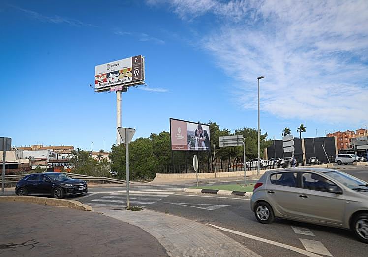 Los reclamos publicitarios abundan especialmente en el entorno más próximo a la N-332.