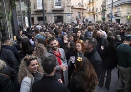 Grupos de amigos disfrutan de la 'tardevieja' de 2023 en Cartagena.