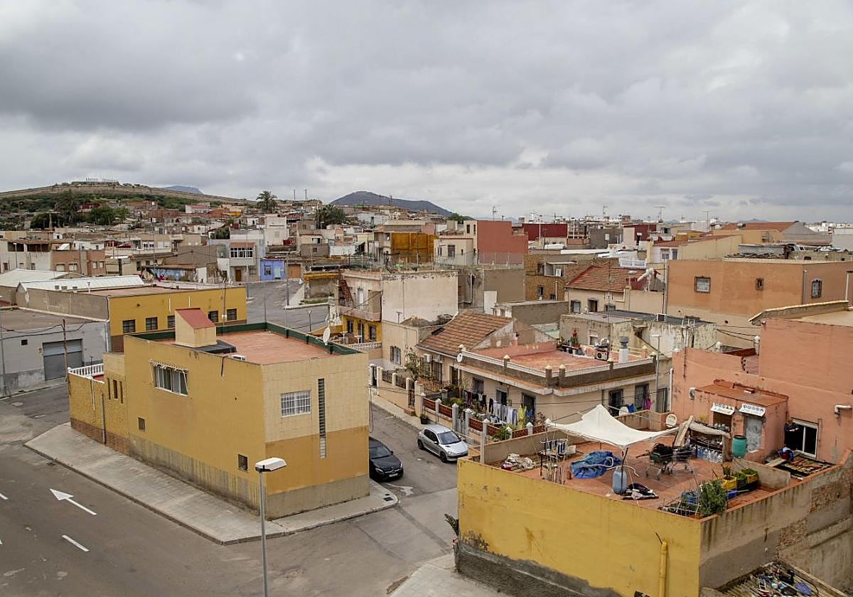 Viviendas de Los Mateos con el cabezo y castillo de los Moros coronando la parte alta del barrio, en una imagen de archivo.