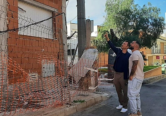 Juan Liarte enseña una de sus nuevas promociones.