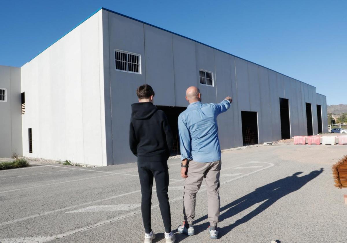 Exterior de la nave que construye el Paso Azul en Santa Quiteria.