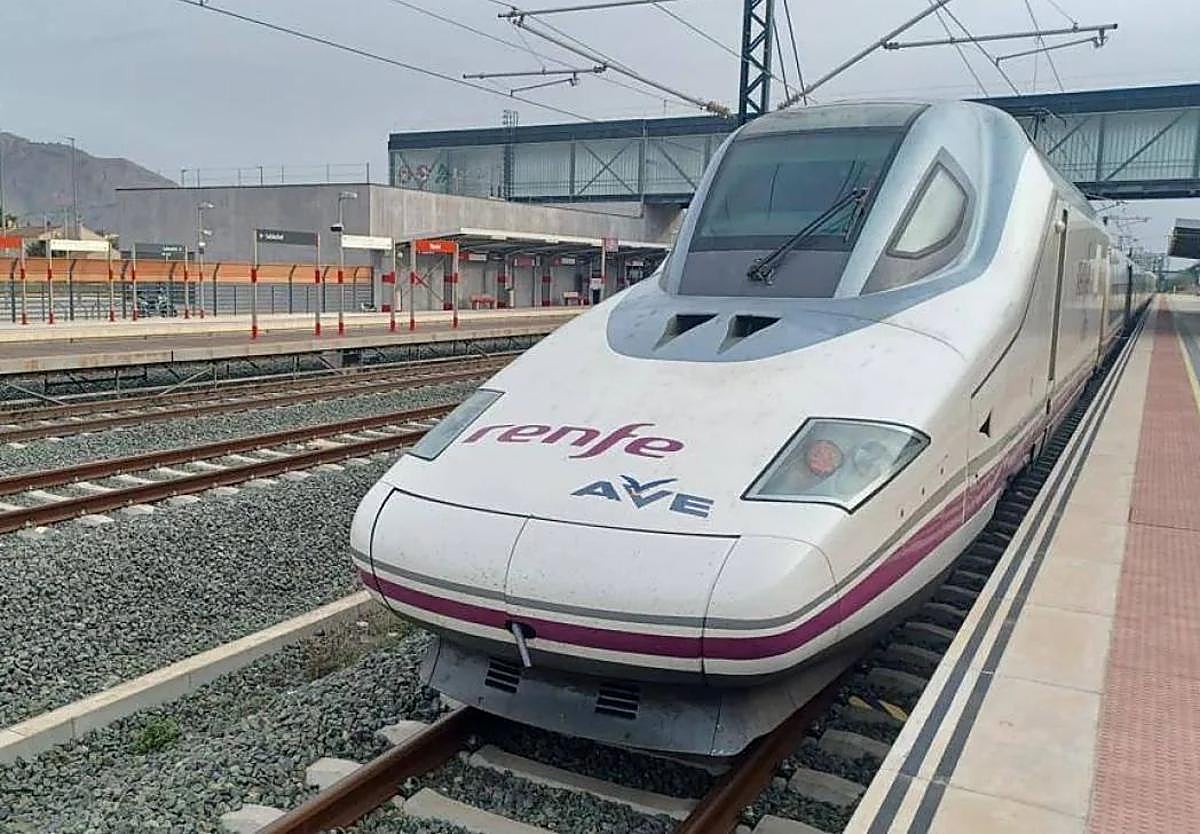 Uno de los trenes AVE de la línea entre Madrid y Murcia, en una imagen de archivo.