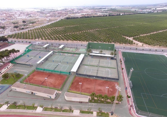 Vista aérea de zona donde están ubicadas las pistas de pádel dentro del polideportivo municipal.