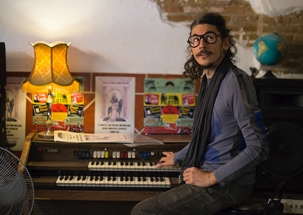 Imagen secundaria 1 - La banda Zalema, Miguel Tébar (M.Lacroix) y la profesora de la UMU Pilar Garrido.