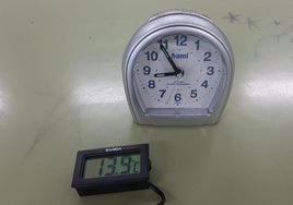 Termómetro en el interior de una clase del instituto Azorín de Yecla.