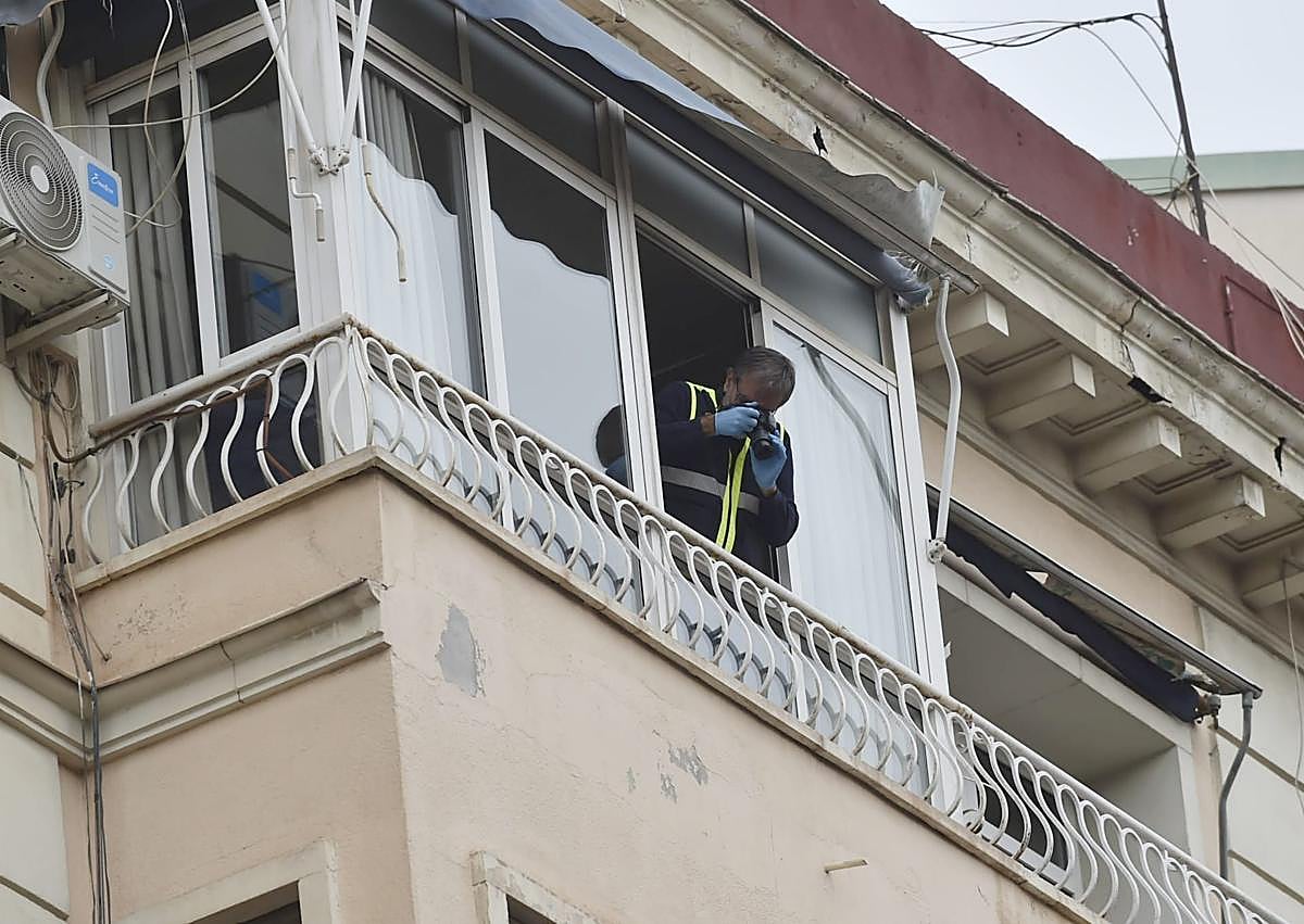 Imagen secundaria 1 - Retenciones en la vía, un investigador realiza fotos del lugar del impacto y daños en el autobús tras la caída del hombre.
