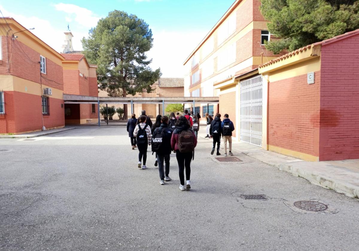 Alumnos del instituto Azorín de Yecla, este lunes, entrando en clase.