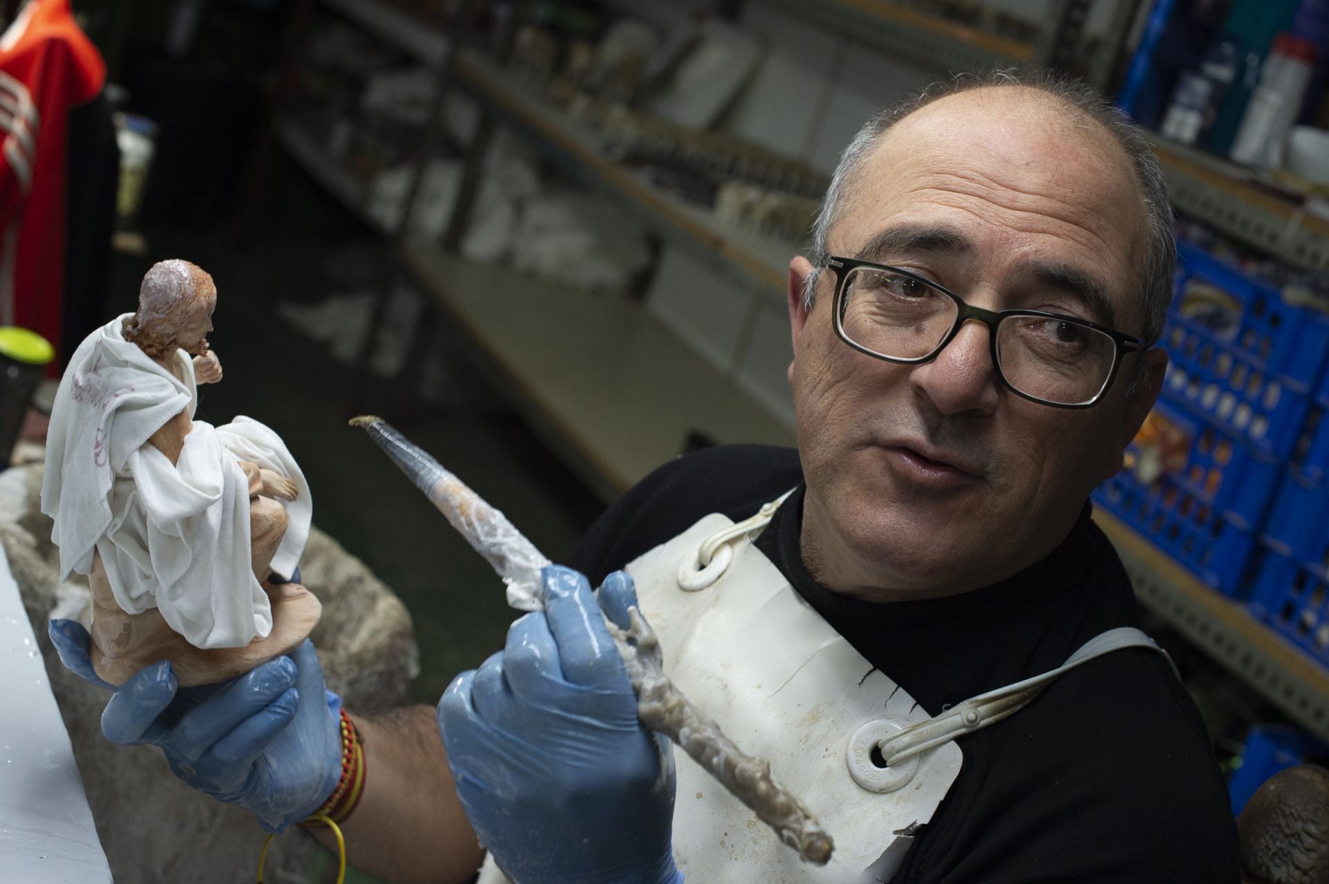 Los maestros artesanos de Belenes Griñán dan forma a la Navidad