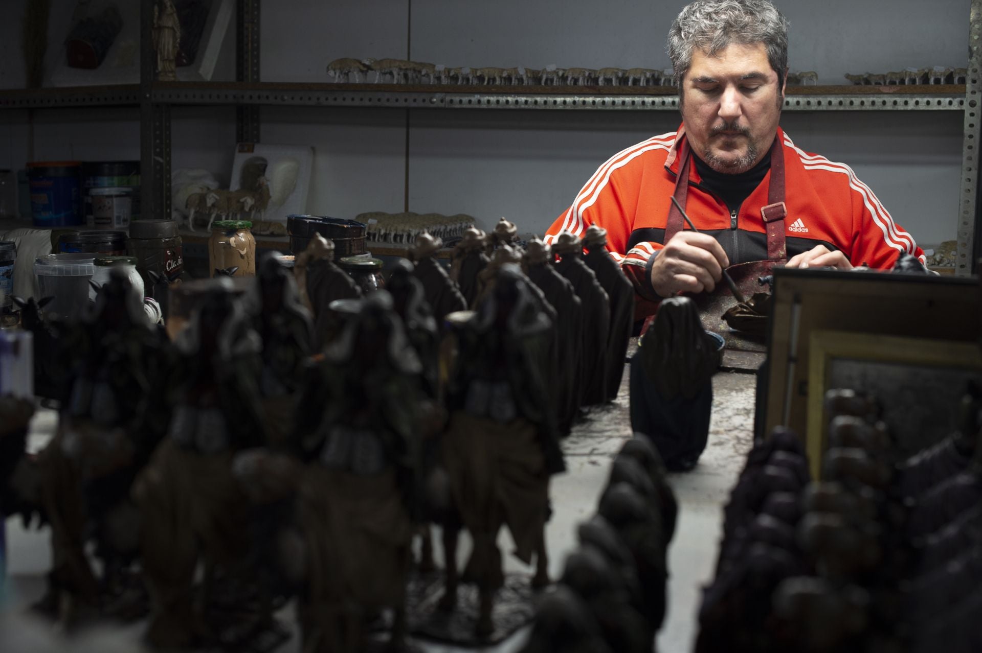 Los maestros artesanos de Belenes Griñán dan forma a la Navidad