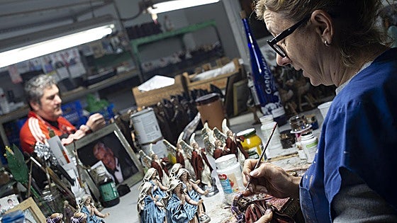 Los maestros artesanos de Belenes Griñán dan forma a la Navidad