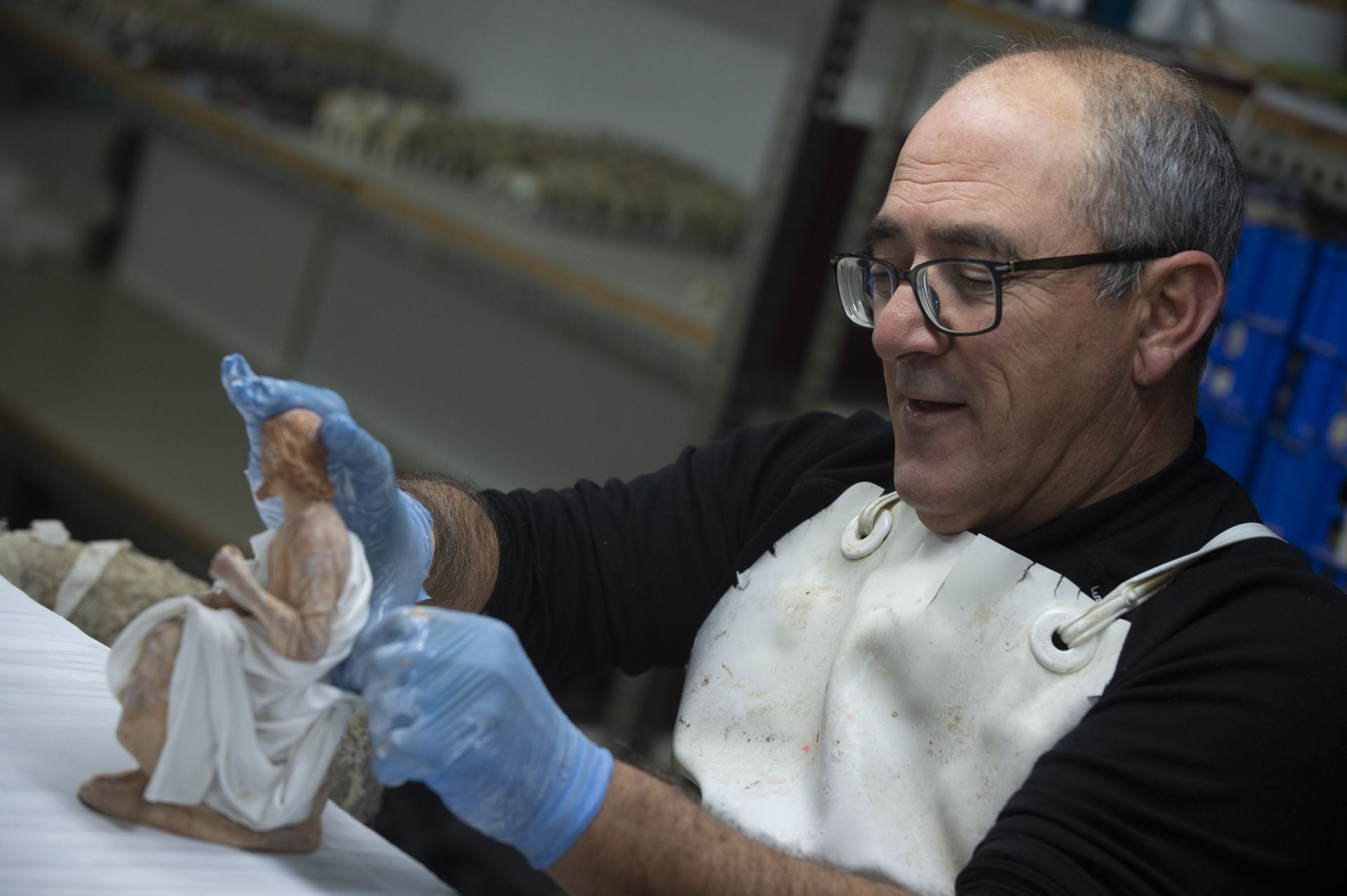 Los maestros artesanos de Belenes Griñán dan forma a la Navidad