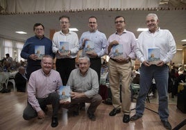 Algunos de los promotores y autores del libro, el día de su presentación.