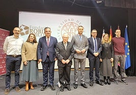 Autoridades y premiados posan en la ceremonia de entrega de los galardones.