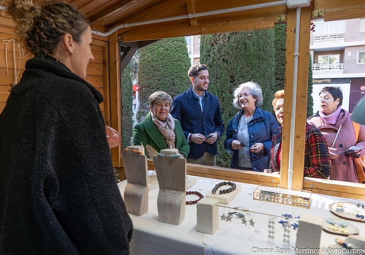 Reparto de guías en el mercadillo de artesanos de la Alameda, ayer.